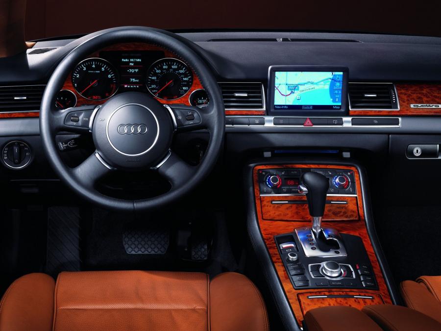 Торпедо Audi A8 L 4.2 Quattro (D3) 2004 года  (NA) (фото 6 из 19)